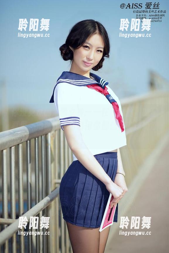 你没见过的冰雪女神——在“爱丝”的写真里，她就是那么白得你都想拿去做奶油！