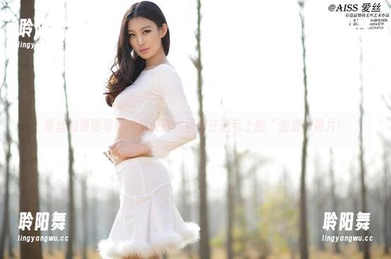爱丝的春雨写真，免费送你洒落在眉毛上的“油滑”照片！
