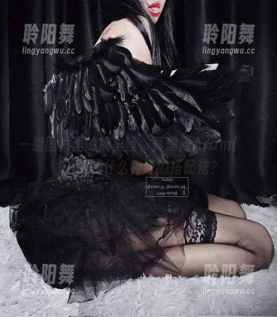一组图片里的裤里丝，真想问Aram(아람)，这是什么神奇的搭配法？
