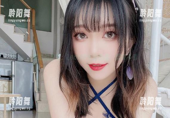 禁忌的教室：Leah梓未的作品，假装不看