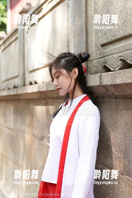 MiiTao蜜桃社 - 闲逛户外的静香Mandy图集：风吹得好舒服，头发还随风摇摆呢。