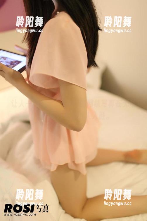 让人一秒心痒，ROSI的网袜写真在无圣光下变得更加引人入胜。