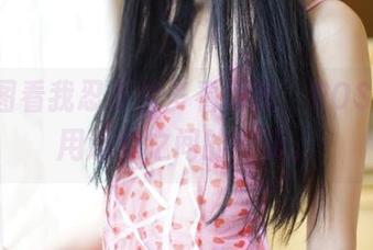 这原图看我忍不住多看两眼，ROSI和专用泳装之间的默契。