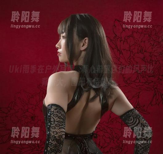 Uki雨季在户外写真，真心希望你们的风声比背景大，图册有待提高。