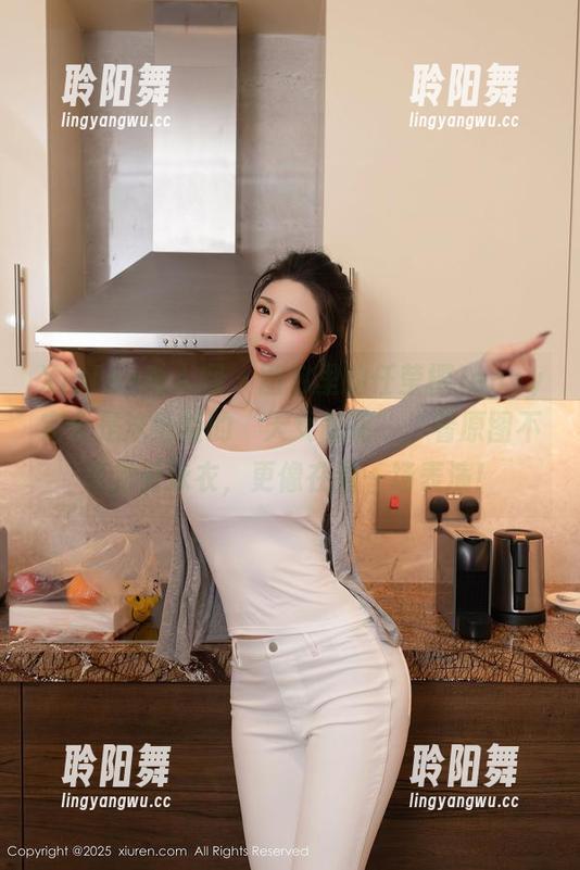 Xiuren秀人网-任莹樱Jenny Xiuren秀人网 - 图包里的任莹樱Jenny完全是泳池版的“天女散花”,看原图不只是看泳衣,更像在看一场表演!
