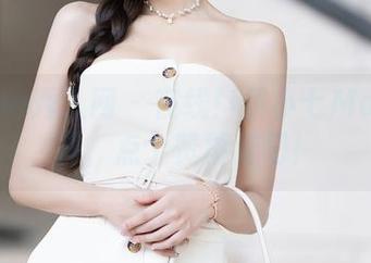 Xiuren秀人网 – 在线！伊小七MoMo女神，点个赞再走吧！