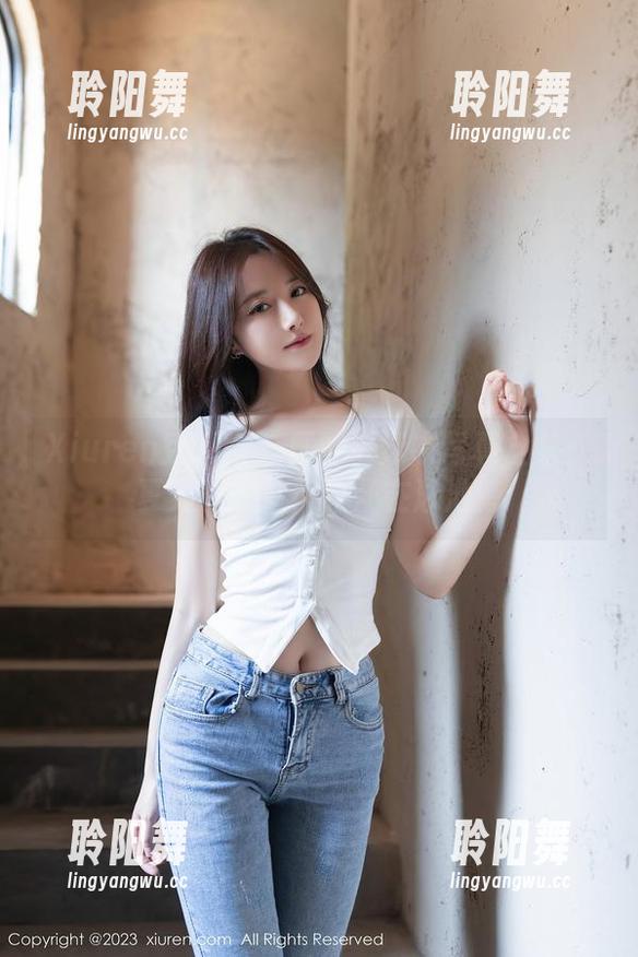 Xiuren秀人网 - 区静瑶泳衣写真全集：夏天的花朵，盛开在泳池旁