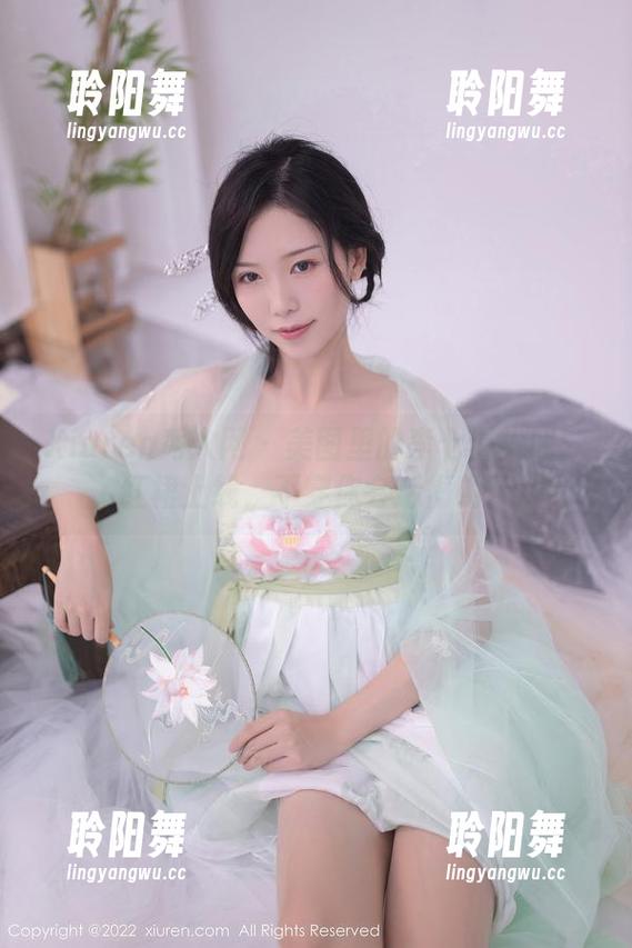 Xiuren秀人网 - 美图里的李七喜尖叫：红裙上线，不穿你会后悔哟！