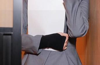 Xiuren秀人网 – 从机场到镜头，林文文yooki空姐作品集最新更新，居然还送耳机！