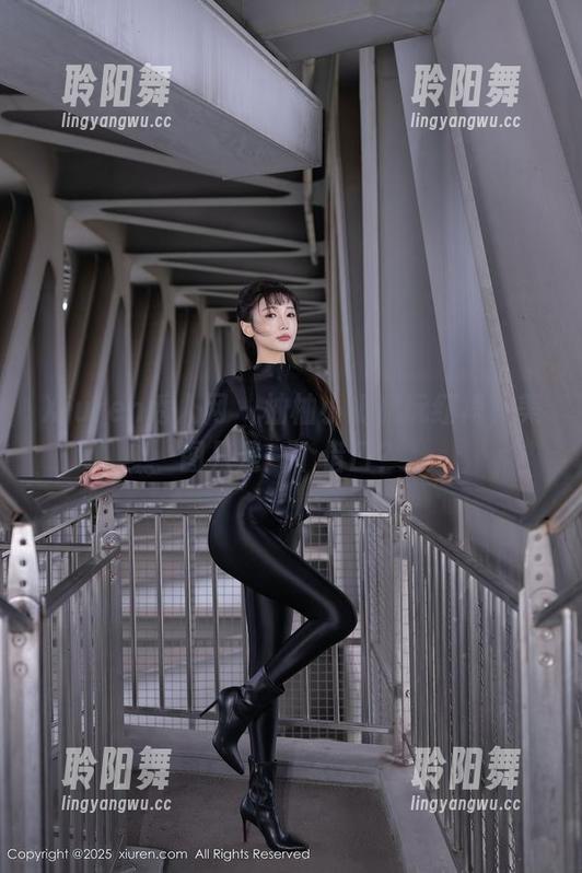 Xiuren秀人网 - 柚柚小奶瓶玩红裙，美图只是一个借口？