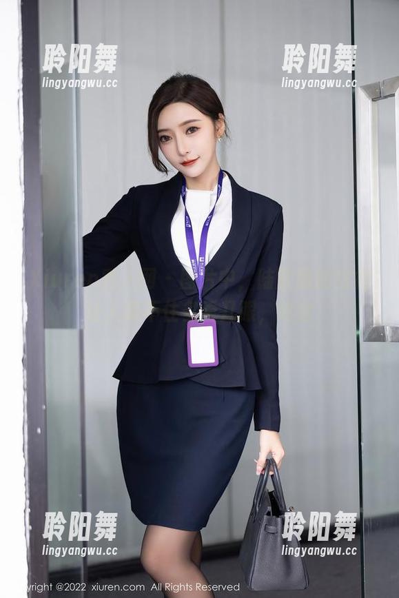 Xiuren秀人网 - 图片中，陆萱雅的短裙让人忍不住多看几眼，哈哈