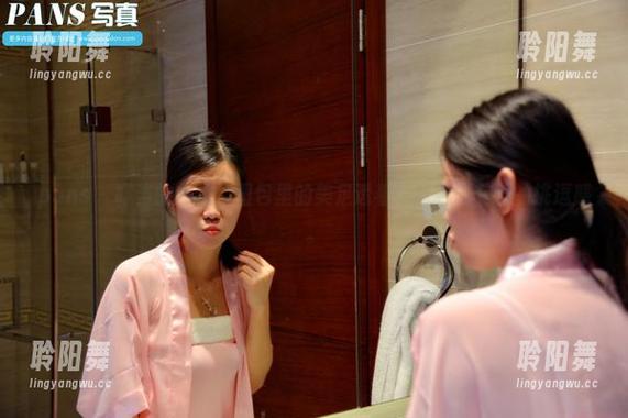 pans - 叮当的私拍，图包里的美足透着一丝若隐若现的挑逗感。