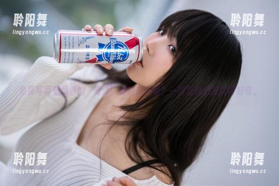 免费写真里藏着的“竞泳”是啥意思呢？一智智真把我搞得好奇。