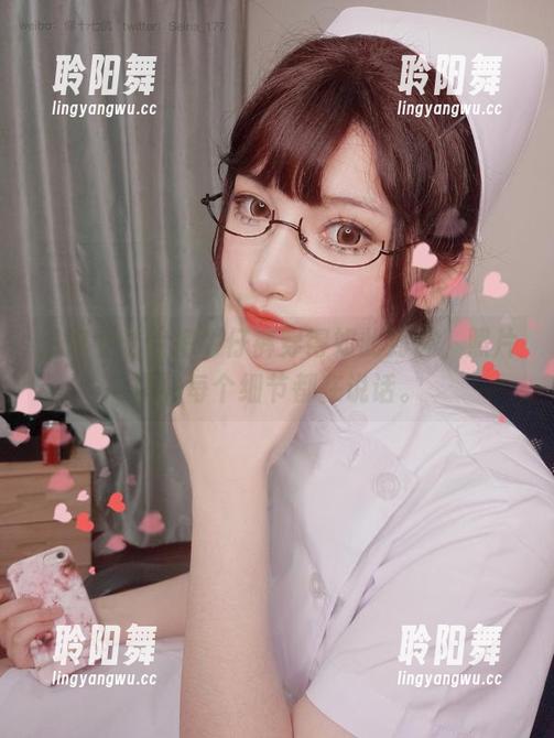 当你十七鸽把牛仔裤穿得如此到位，照片里的每个细节都在说话。