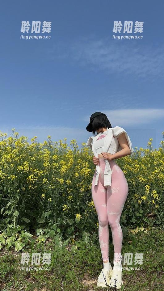 微密圈 - 一秒穿越到青春期，俏妞qiaoniuTT校服原图下载，各种姿势都齐活了