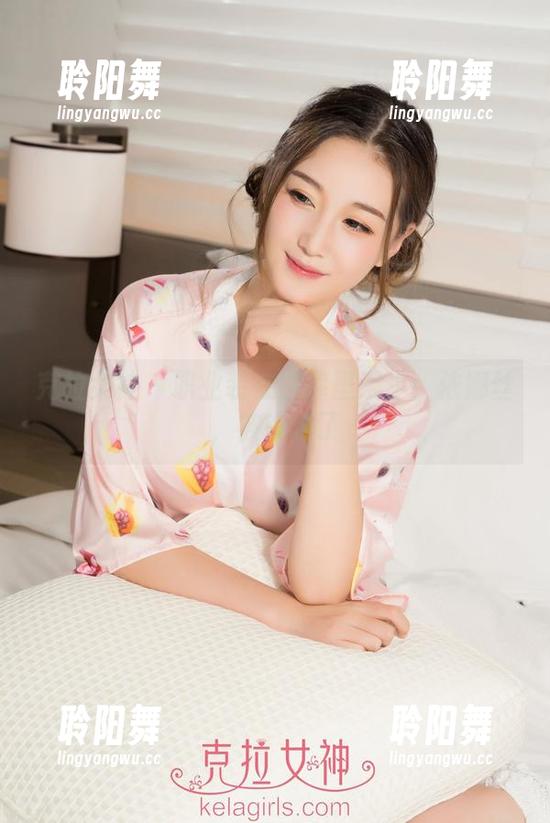 克拉女神-依娜丝 克拉女神 - 职业装在图库里漫步:依娜丝,被锁定了