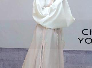 初夏女神 – 来了！双双最新写真集，学院之风，更新出奇的随性。