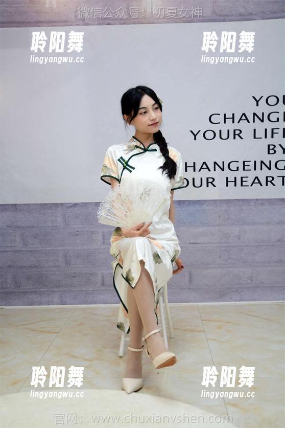 初夏女神 - 私房里的点点：JK装有种拽拽的清新感