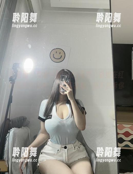 微密圈 - 精选可馨juicy写真，看她在红裙里演绎记者：“我有答案，但不告诉你！”