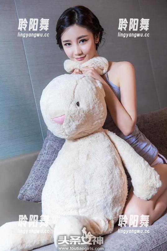 头条女神 - 琳琳的全套天台写真：跳拍的过程中，我怀疑风已经变聪明了…