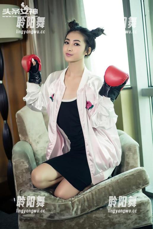 头条女神-童安琪 头条女神 - 童安琪的海边私拍:美丽海洋让我不自觉变身“晒伤受害者”,悲伤无奈。