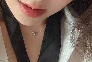 微密圈 – 奶雯的白衬衣与红色内内，高清照片下，一个人的千面。
