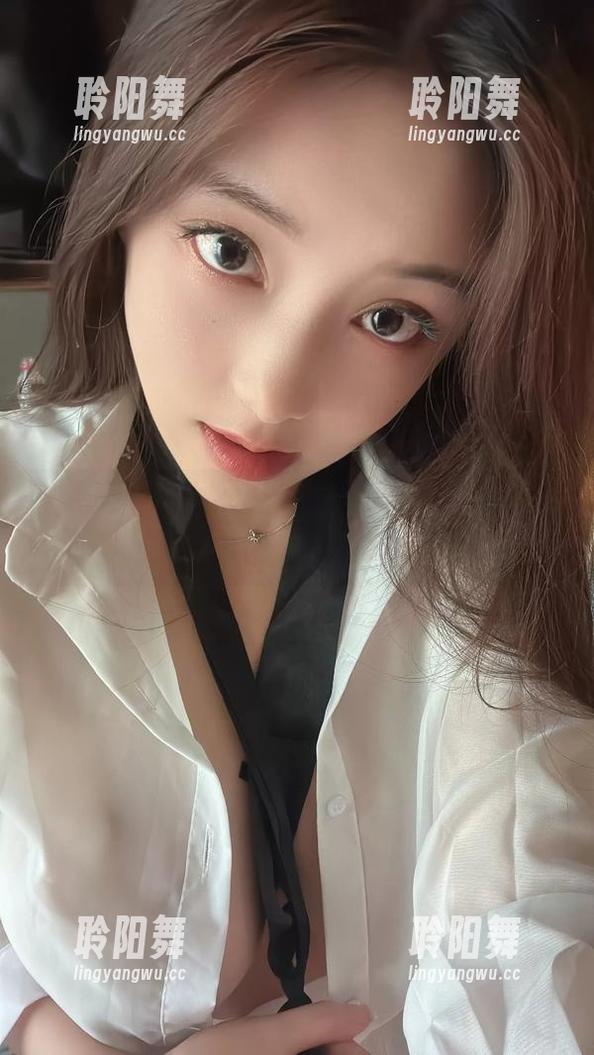 奶雯 微密圈 - 奶雯的白衬衣与红色内内,高清照片下,一个人的千面。