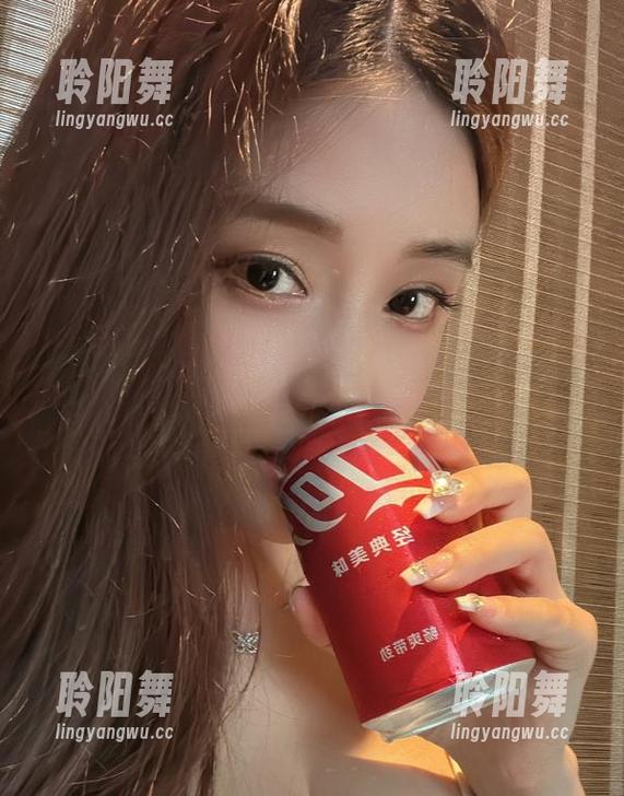 微密圈 - 祝奶雯的网袜写真成为新的聊天话题？