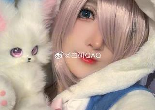 在妖君白研的美图中，女神的气场和咖啡一样醇厚，愈加让人沉迷！