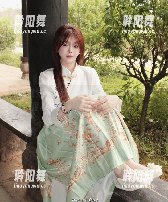 小众视觉 - 白丝与彤彤，写真中的微妙角度和资源再添几分浪漫氛围！