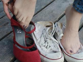 异思趣向 – 这可是名利姐在线亲自推荐的！足模姐姐灰丝原图，一头雾水又迷人～