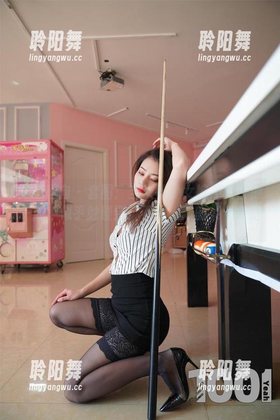 异思趣向-婉萍 异思趣向 - 套图:当灰丝少女婉萍和吉他一起,似乎触碰到了不为人知的某个角落。