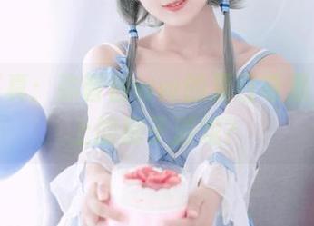 高清写真：弥音音ww的夏日奇遇，沙滩上的扇子游戏？