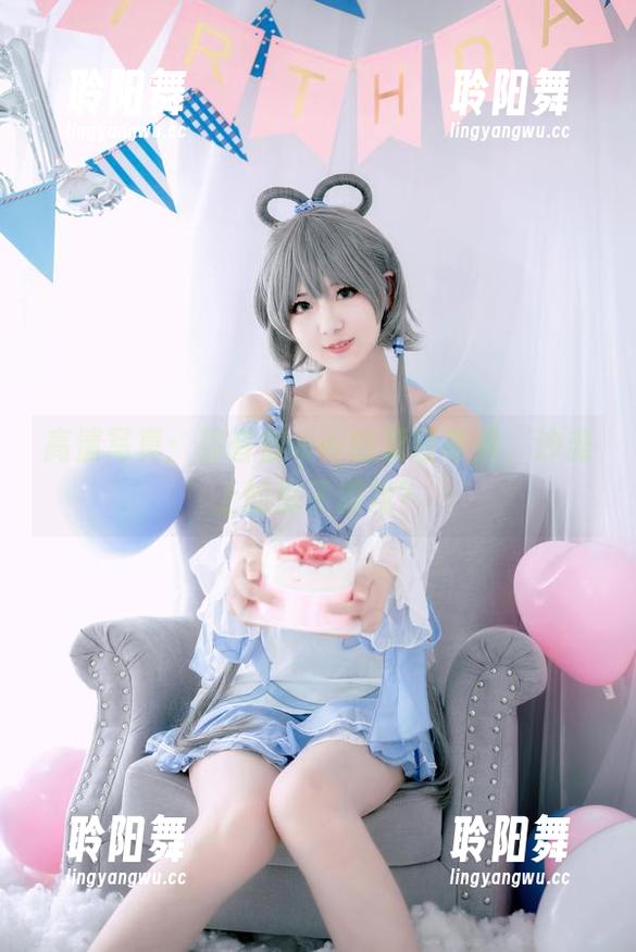 高清写真：弥音音ww的夏日奇遇，沙滩上的扇子游戏？