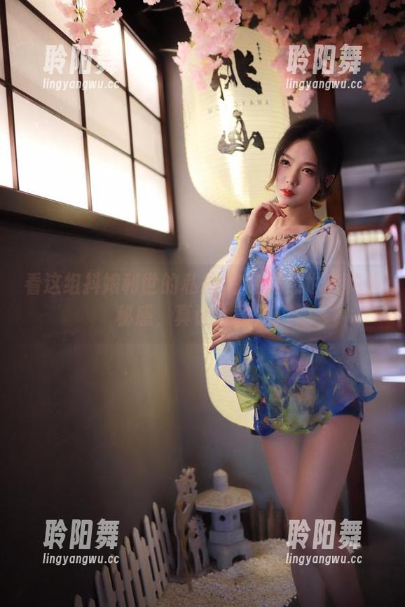 看这组抖娘利世的私拍,白色居然也有种神秘感，真让人意外。