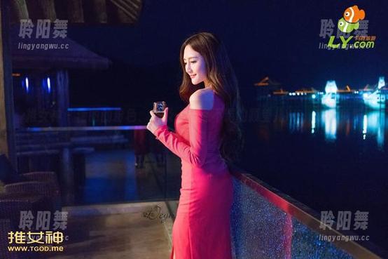 推女神 - 艳丽的粉色、以及一点点不羁的颖莹儿YY，来拿免费图包吧！