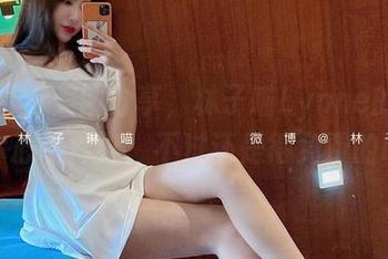 微密圈 – 美图分享，林子喵Lynne的校服让你心里痒痒，不过还是得免费的哦。