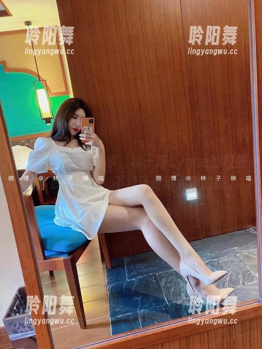 微密圈 - 美图分享，林子喵Lynne的校服让你心里痒痒，不过还是得免费的哦。