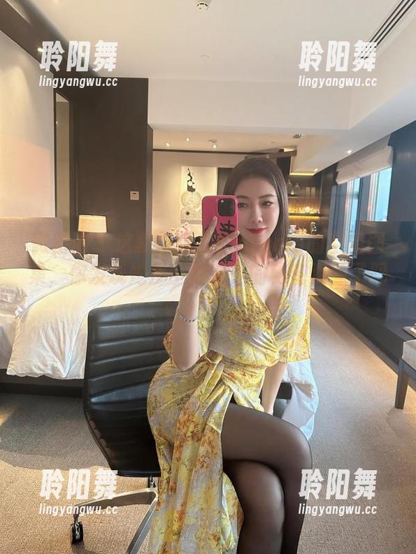 微密圈 - 这就是果儿Victoria的空姐图集，你发现她那空姐装下的秘密资源了吗？