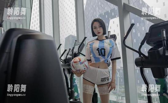 微密圈 - 果儿Victoria和她的黄色战袍，下载之后的愉悦感不可言喻！
