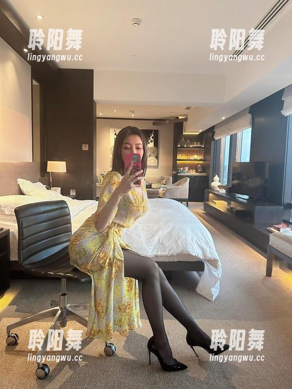 微密圈 - 原图一波分享，果儿Victoria的黑丝吊带真是太会穿，服气了