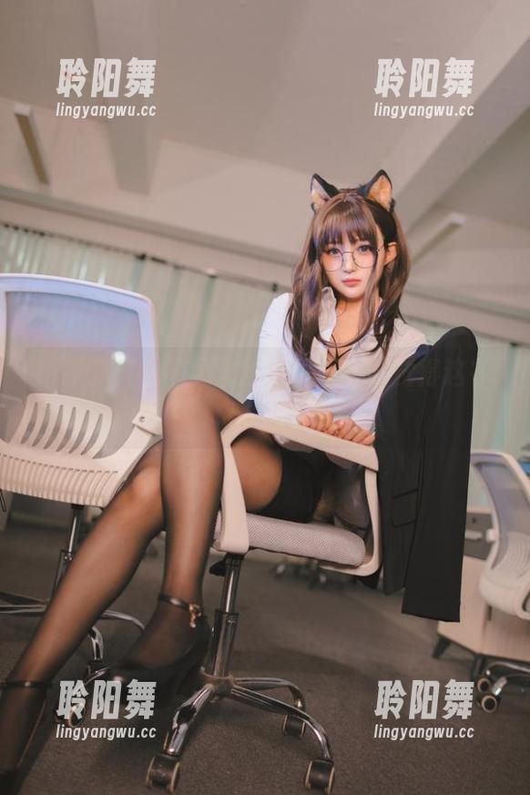 桜井宁宁牛仔裤套图分享，突然觉得这衣服可以喧哗万物。