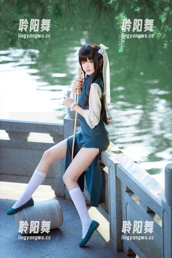 桜桃喵在户外乱晃的写真，抖动中透着高清的美，正好遇到一只小鸟