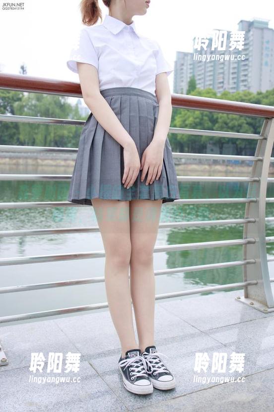 森萝财团-小樱 森萝财团 - 小樱的全套黑白写真,以为是极简,结果却是满满的深意。
