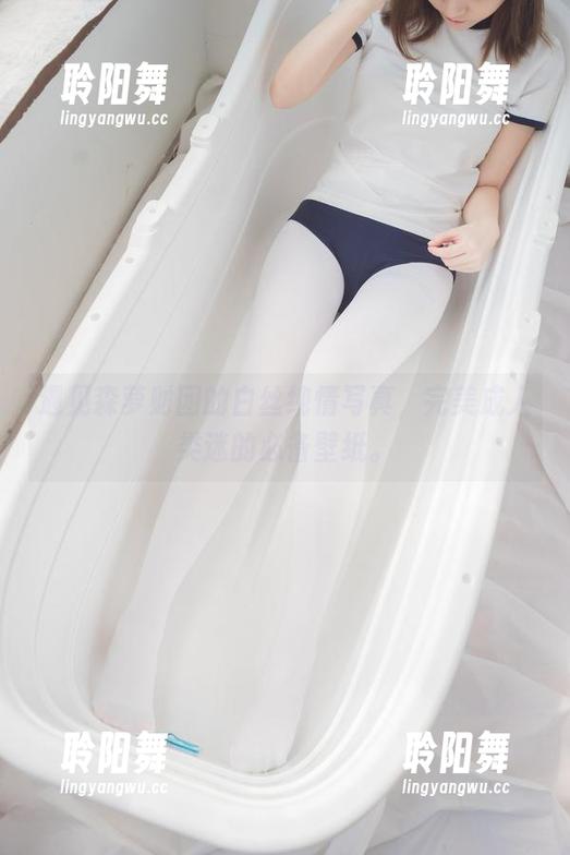 遇见森萝财团的白丝纯情写真，完美成人类迷的必备壁纸。