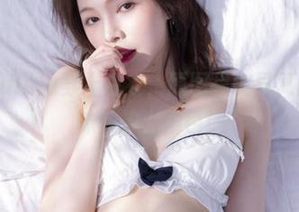 白露Bululu穿上白衣，原图里诡异又耐人寻味的护士角色！