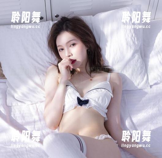 白露Bululu穿上白衣，原图里诡异又耐人寻味的护士角色！