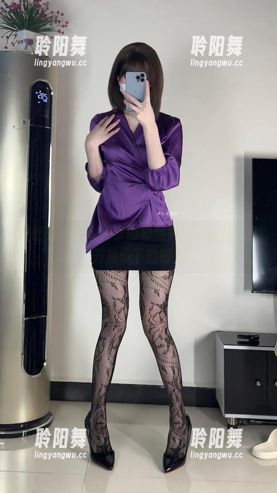 微密圈 - 白龙猫女的制服秀，不知从哪儿开始停下的眼光