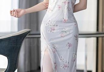秀人网 – 精选时刻，AngelaLee李玲的裤里丝让人忍不住多看两眼。