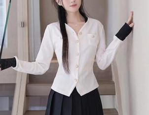 秀人网 – 制服寻宝图集：伊小七MoMo把这变身游戏玩得炉火纯青，快来围观！